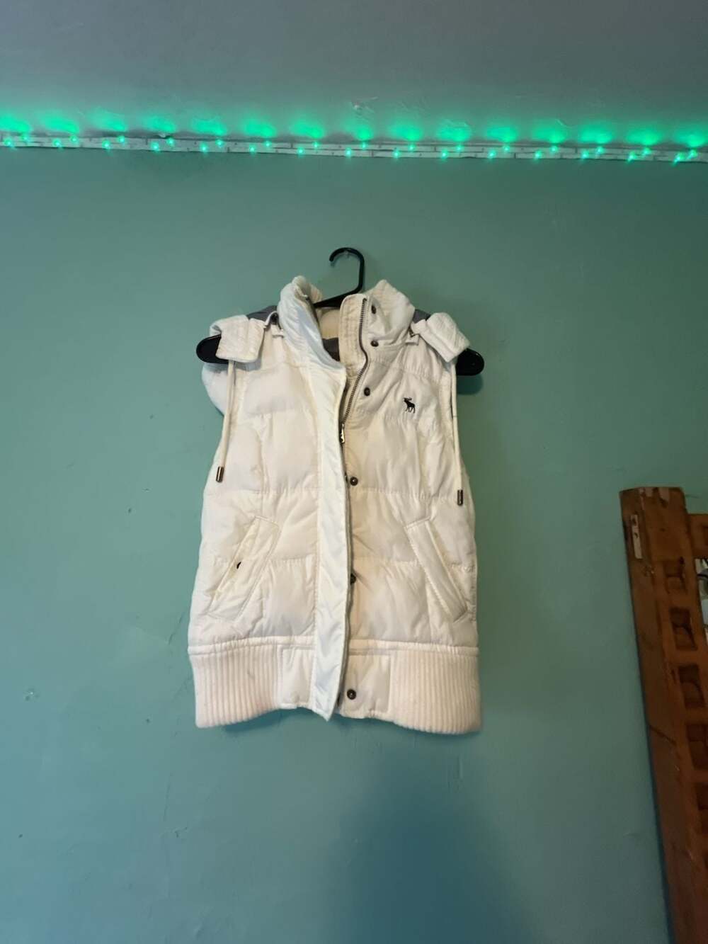 Abercrombie & Fitch Women's White Puffer Vest with Hood